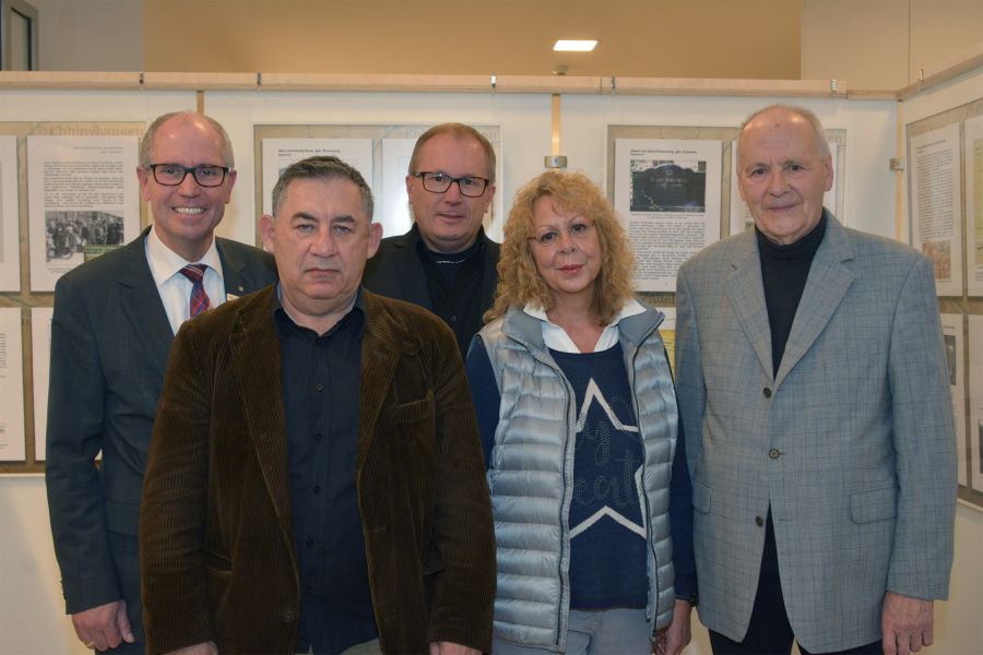 Mahnung und Gedenken zu gleich – Eröffneten die Ausstellung im Kreishaus v.l.: Landrat Manfred Müller, Alexander Kogan, Vorstand jüdische Kultusgemeinde Paderborn, Manfred Keuter, Vorsitzender Heimatverein Atteln, Gerda Mörchen und Jost Wedekin. Bildnachweis: Amt für Presse- und Öffentlichkeitsarbeit, Kreis Paderborn, Meike Delang